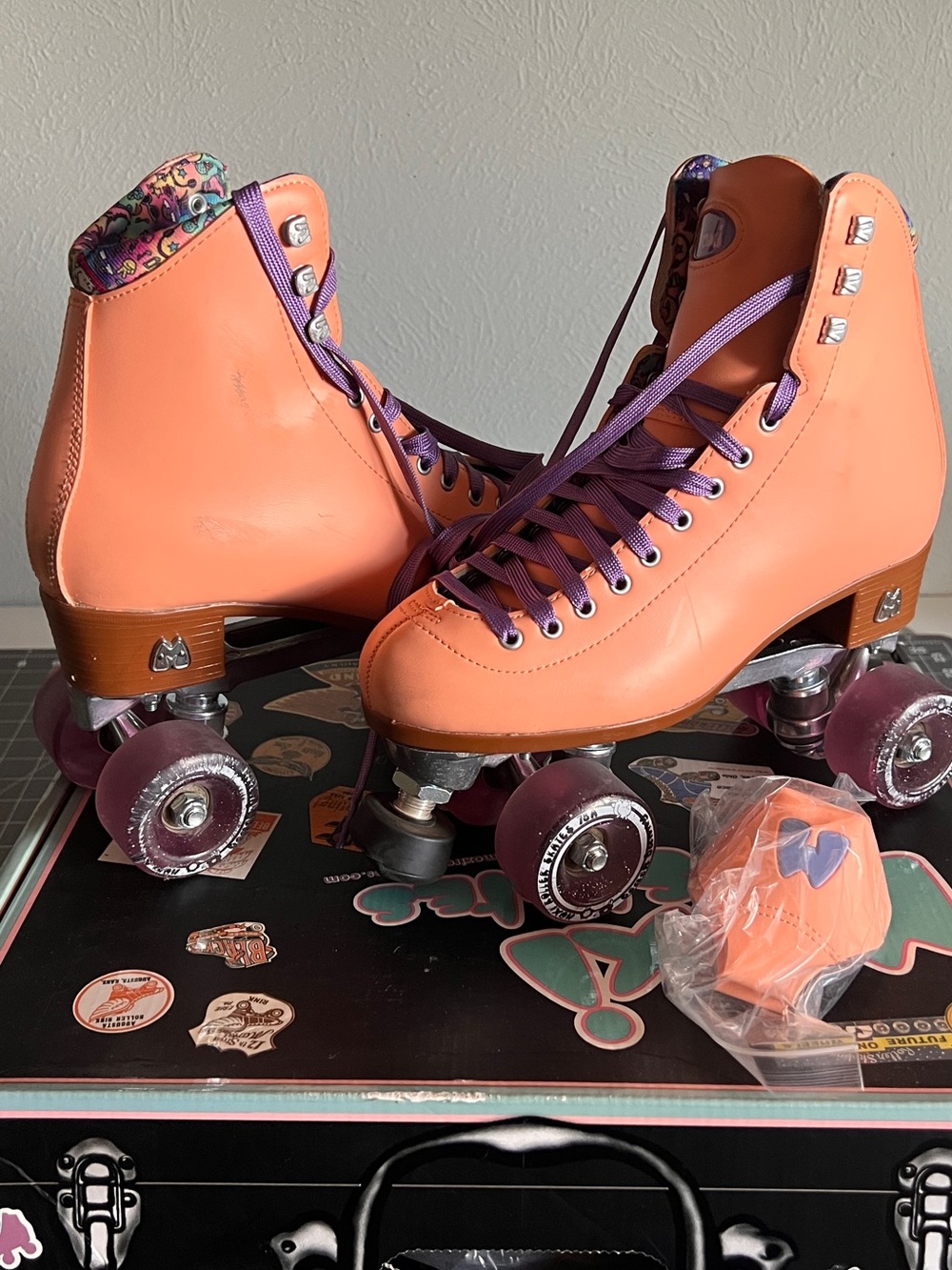 Moxi Beach Bunny Roller Skates in Peach